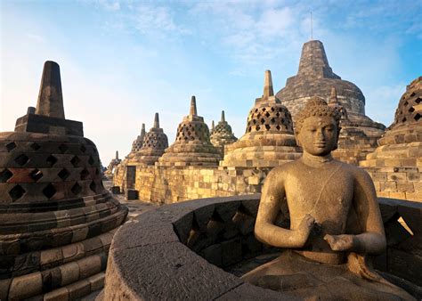 Borobudur!  An Ancient Javanese Temple Complex Wrapped in Mysticism and Architectural Brilliance