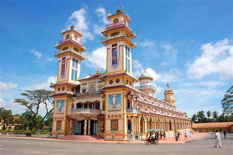 Cao Dai Temple – Sanktuarium Mistycznych Tradycji i Architektonicznych Cuda!