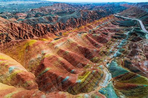 Półksiężycowe Wzgórza Danxia - Kolorowa Plaża w Środku Pustyni?