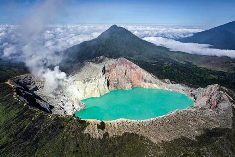 Kawah Ijen: Krater Wulkaniczny i Niebiańskie Błękitne Płomienie!