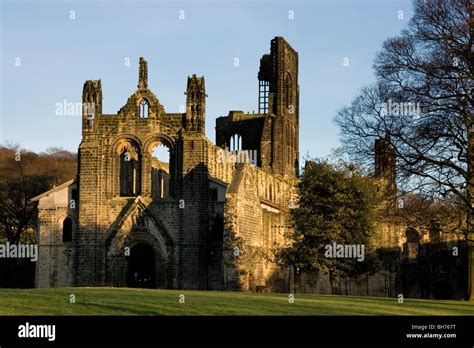 Kirkstall Abbey: Ruiny średniowiecznej perełki ukrytej w zieleni!