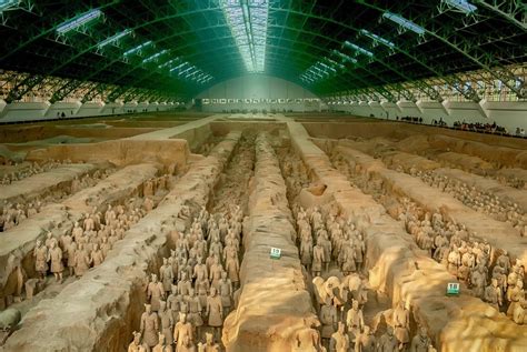  Mausoleum of Emperor Qin Shi Huang:  Wyjątkowy Grobowiec i Terakotowa Armia!