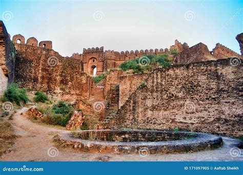  Rohtas Fort: Zapomniane Olbrzymy Architektury w Pakiście!